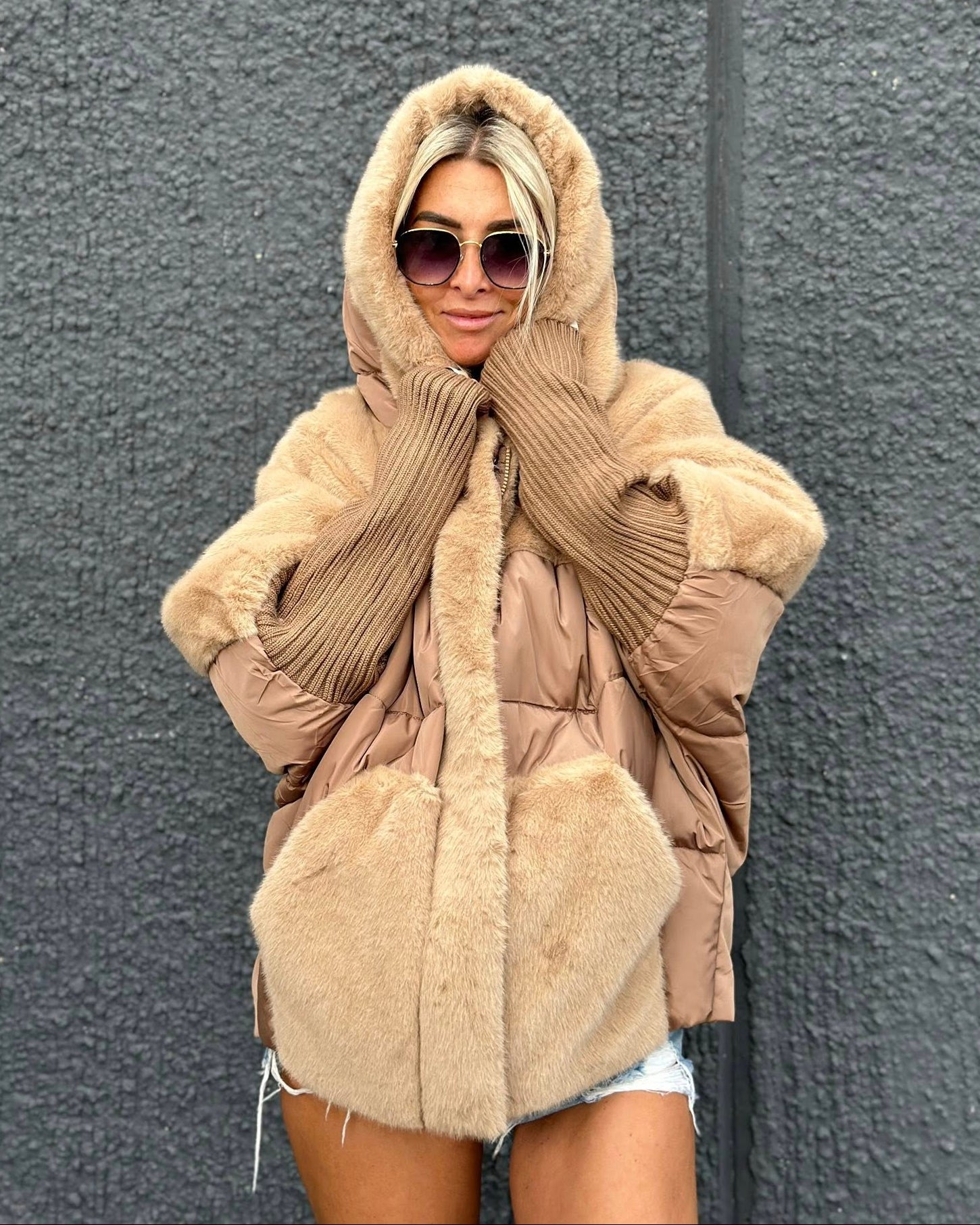 Kapuzenmantel mit Strickärmeln für Damen – Warm & Stylisch