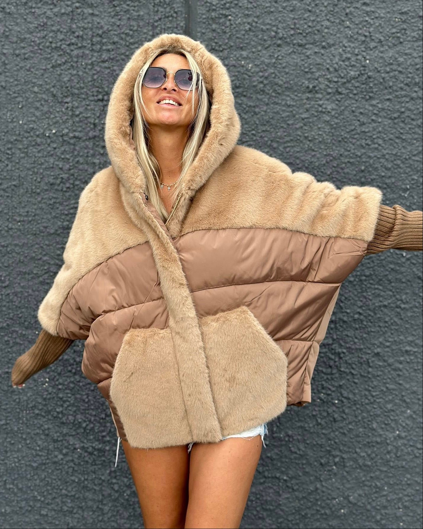 Kapuzenmantel mit Strickärmeln für Damen – Warm & Stylisch