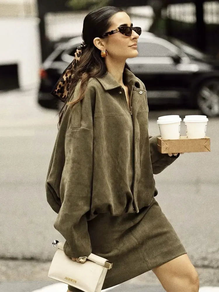 Zweiteiliges – Veloursjacke + Midirock