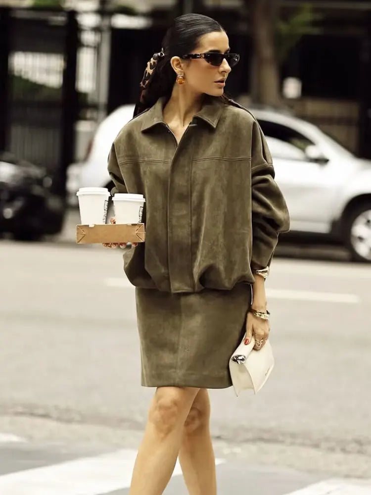 Zweiteiliges – Veloursjacke + Midirock